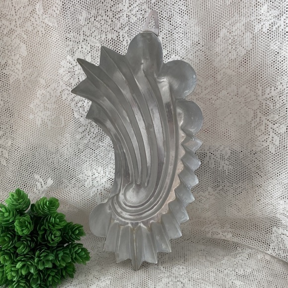 Vintage 1950s to 1960s Swoosh shaped Aluminum Food Mold Made in Italy. - Picture 2 of 4